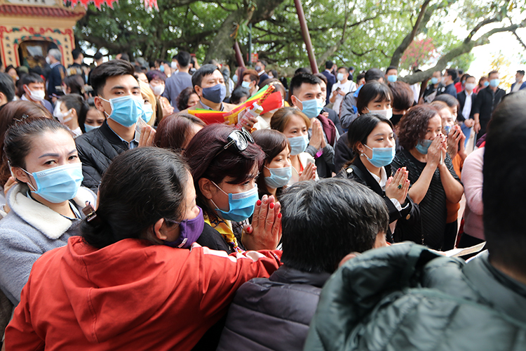 Tại sân Phủ Tây Hồ nhiều người dân chen chúc làm lễ.