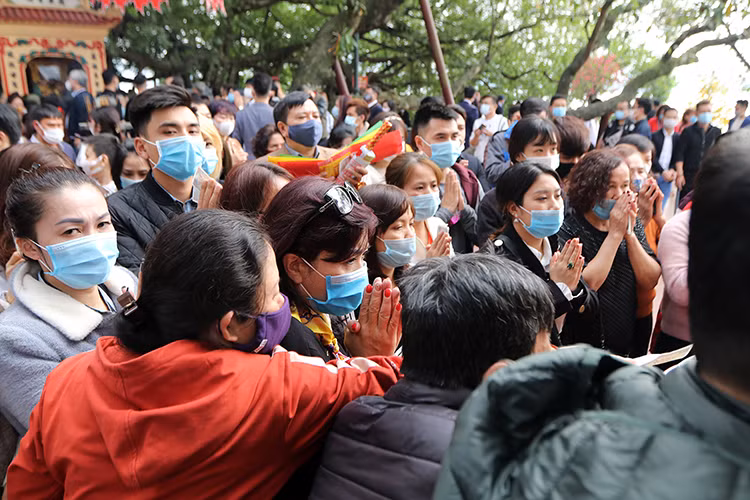Tại sân Phủ Tây Hồ nhiều người dân chen chúc làm lễ.