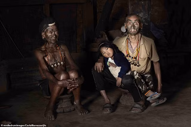 Những bức chân dung ấn tượng của bộ tộc săn đầu người ở Ấn Độ ảnh 5