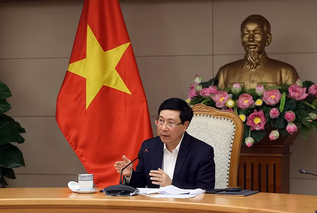 Phó Thủ tướng Phạm Bình Minh cho rằng, việc khôi phục các chuyến bay thương mại quốc tế là yêu cầu của thực tiễn trong tình hình bình thường mới, đặc biệt trước nhu cầu đi lại tăng cao trong thời điểm cuối năm. Ảnh: VGP/Hải Minh.