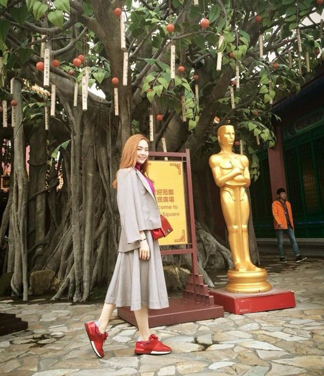 Người đẹp khéo léo sử dụng túi đồng màu để tăng vẻ ấn tượng cho trang phục. 5 mẫu giày bệt Minh Hằng diện cả hè không chán