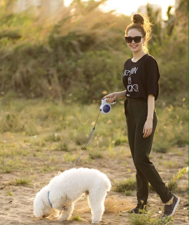 Slip on da đen mix kèm quần âu và áo phông trẻ trung của Minh Hằng. 5 mẫu giày bệt Minh Hằng diện cả hè không chán