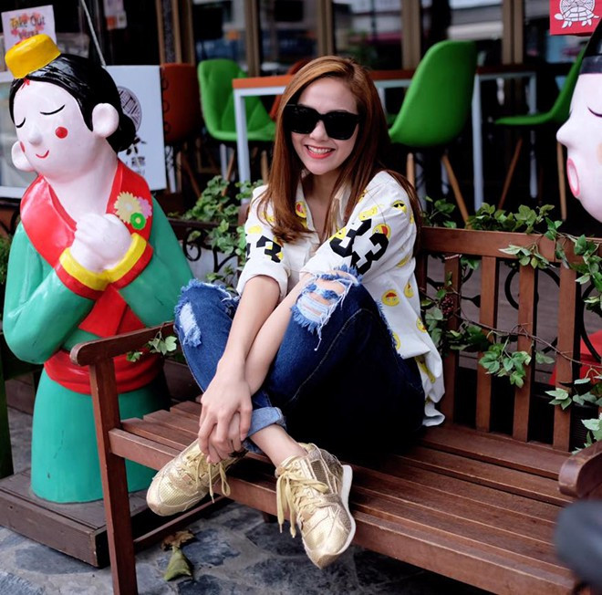 Cô khéo léo lựa chọn màu sắc họa tiết áo phù hợp với mẫu giày độc đáo này. 5 mẫu giày bệt Minh Hằng diện cả hè không chán