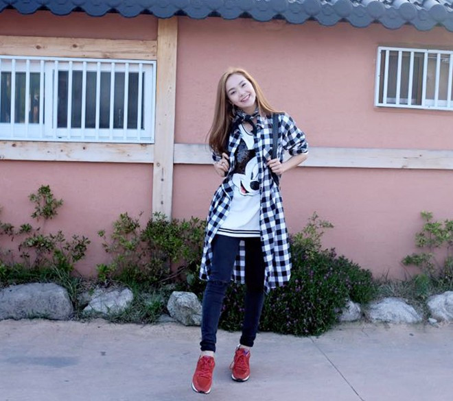 Giày thể thao đỏ và áo sơ mi oversize chứng tỏ sự sành điệu của người mặc. 5 mẫu giày bệt Minh Hằng diện cả hè không chán