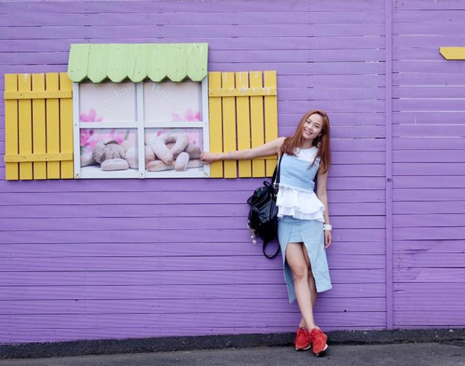 Minh Hằng còn sở hữu một đôi giày đỏ rất ấn tượng giúp cô thoải mái kết hợp với nhiều kiểu trang phục. 5 mẫu giày bệt Minh Hằng diện cả hè không chán