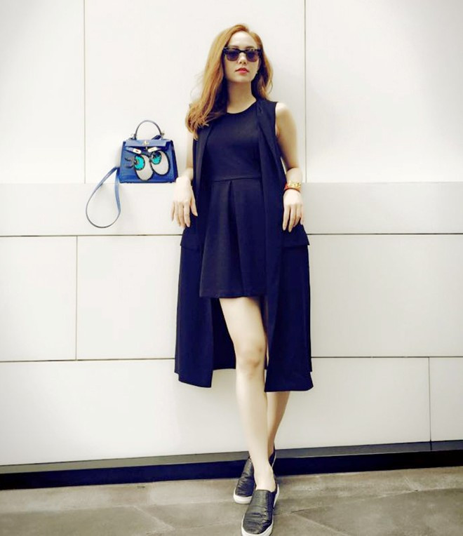 Mẫu giày slip-on chất liệu da được cô sử dụng nhiều nhất vì dễ kết hợp với nhiều phong cách. 5 mẫu giày bệt Minh Hằng diện cả hè không chán