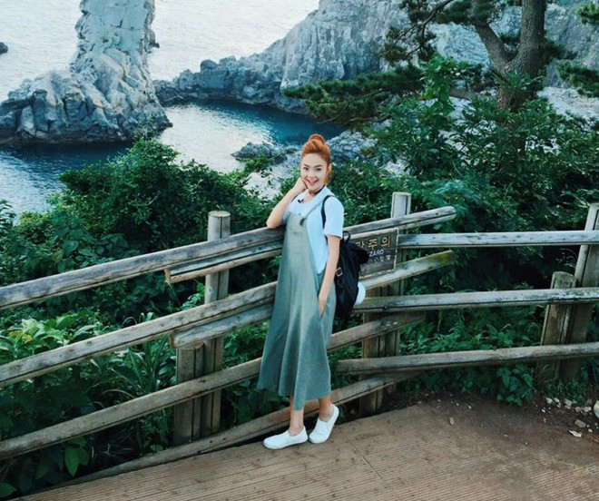 Giày slip on trắng và váy yếm giúp cô gái xinh đẹp ăn gian tuổi hiệu quả. 5 mẫu giày bệt Minh Hằng diện cả hè không chán