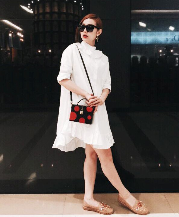 Cô nàng khéo léo kết hợp váy sơ mi và giày đế cói khi xuống phố ngày nắng. 5 mẫu giày bệt Minh Hằng diện cả hè không chán