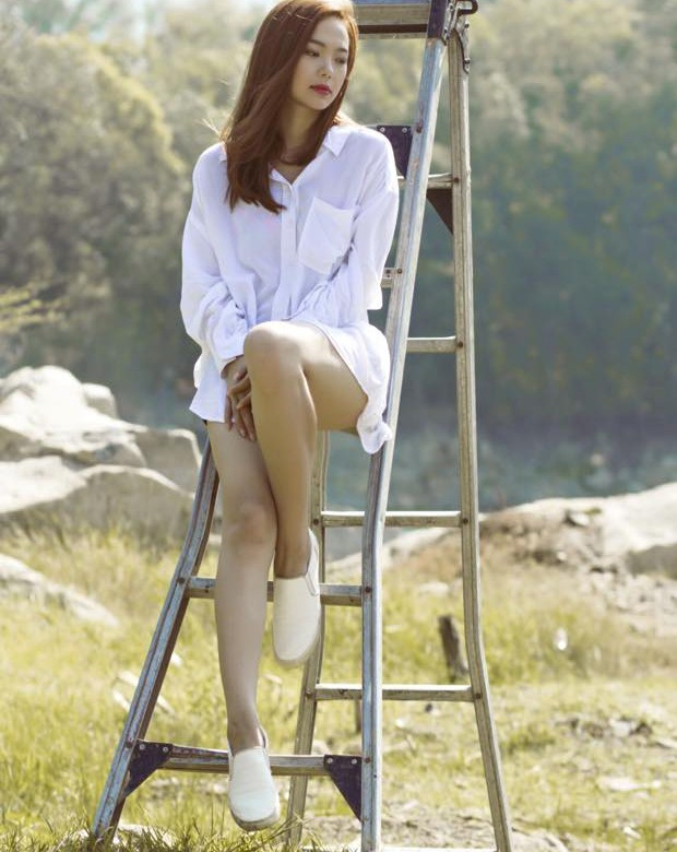 Cô nàng còn thể hiện niềm đam mê bất tận với những đôi giày slip on trắng. 5 mẫu giày bệt Minh Hằng diện cả hè không chán