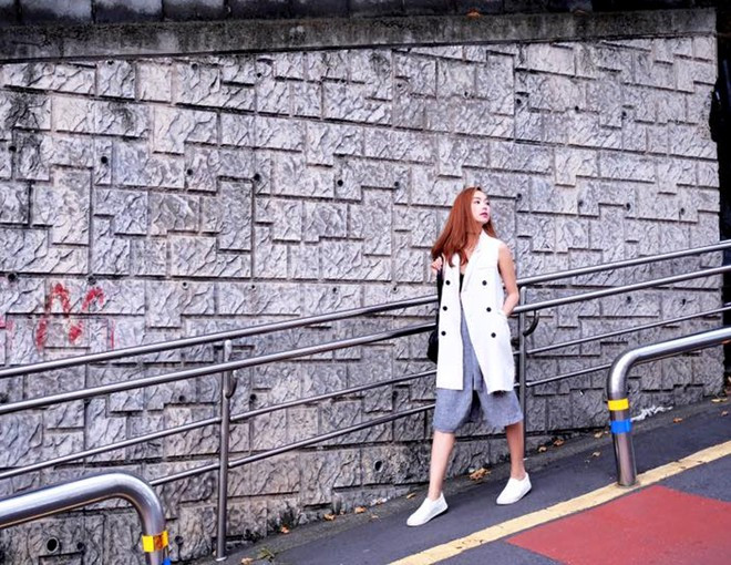 Năng động và không kém phần nữ tính, mẫu giày này được cô kết hợp với những mẫu trang phục có phần điệu đà hơn. 5 mẫu giày bệt Minh Hằng diện cả hè không chán