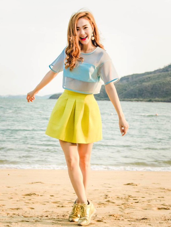 Đôi giày thể thao ánh kim được Minh Hằng mua từ năm ngoái vẫn được tận dụng để kết hợp với các mẫu trang phục khỏe khoắn năm nay. 5 mẫu giày bệt Minh Hằng diện cả hè không chán