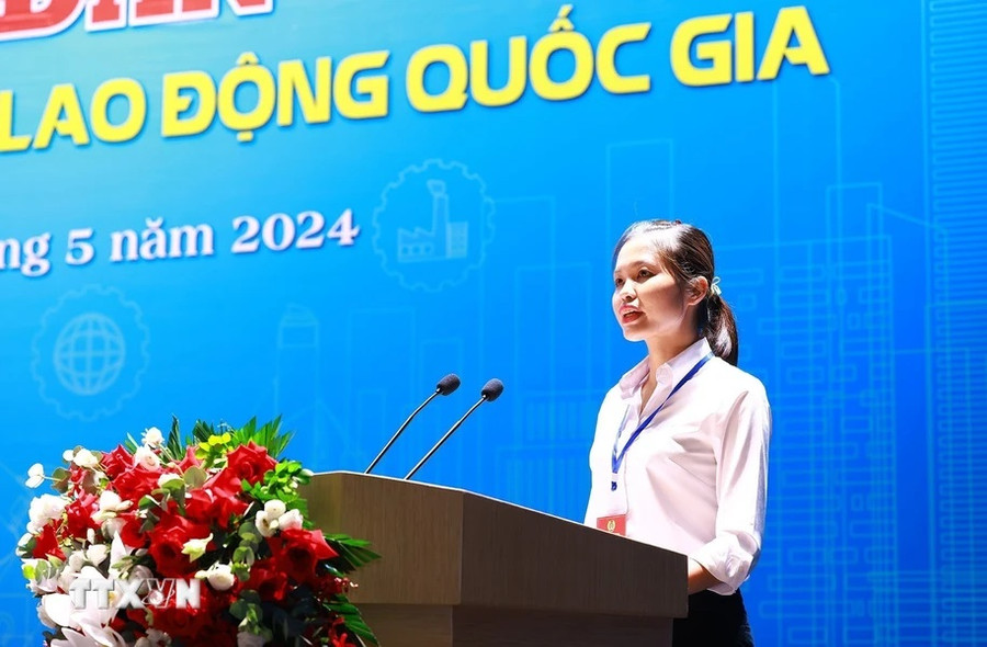 Chị Phùng Thị Hạnh, công nhân Tổng Công ty May 10 phát biểu tham luận. (Ảnh: Dương Giang/TTXVN)