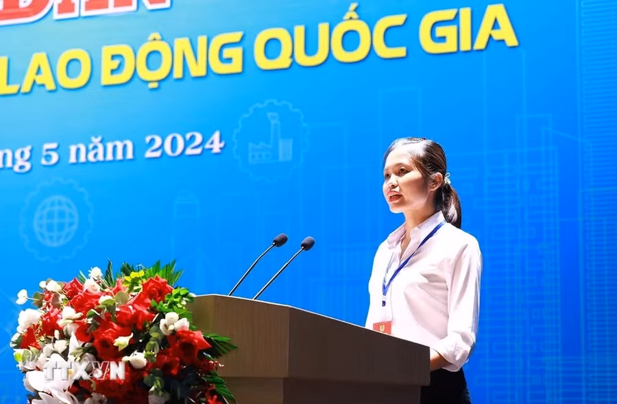 Chị Phùng Thị Hạnh, công nhân Tổng Công ty May 10 phát biểu tham luận. (Ảnh: Dương Giang/TTXVN)