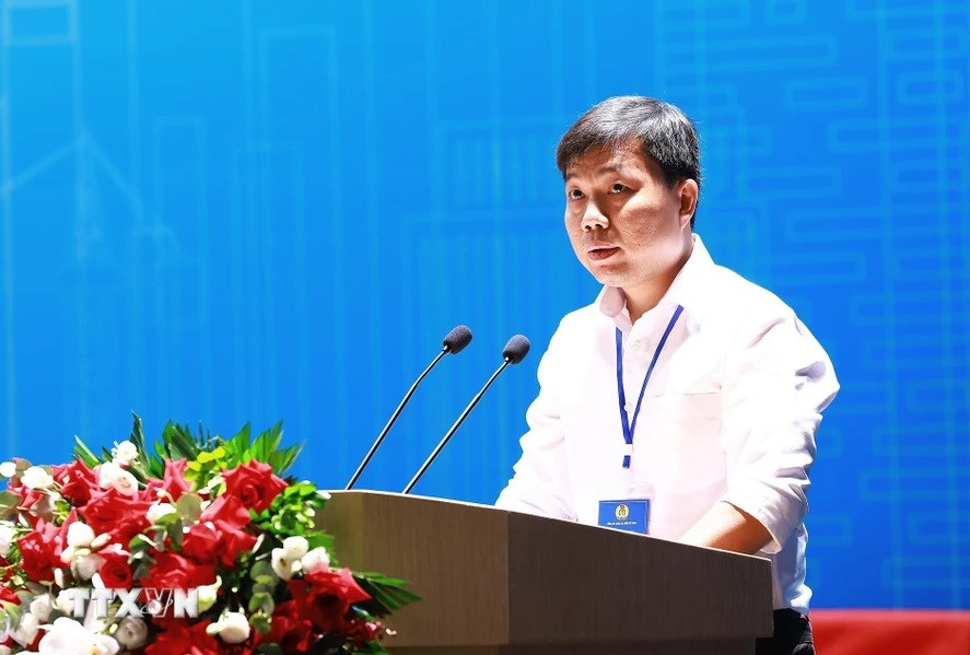 Đại diện người lao động của Công ty Intel Products TPHCM phát biểu tham luận. (Ảnh: Dương Giang/TTXVN)