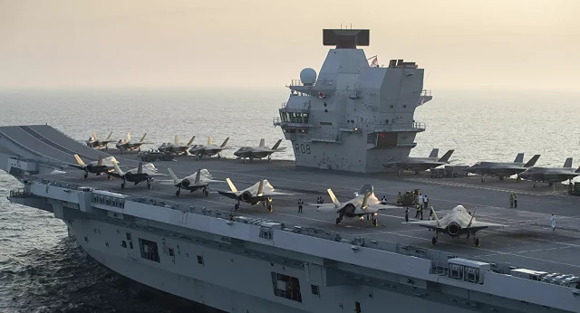 Tàu HMS Queen Elizabeth của Hải quân Hoàng gia Anh.