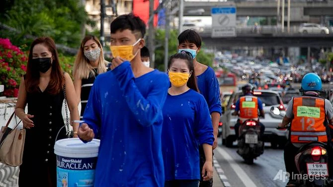 Nhân viên văn phòng và công nhân xây dựng đeo khẩu trang ở Thái Lan.