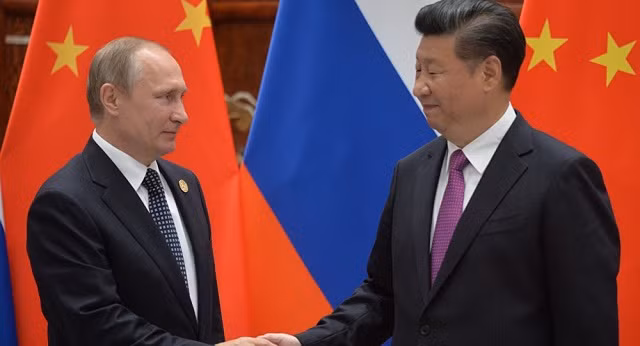 Tổng thống Nga Vladimir Putin (trái) và Chủ tịch Trung Quốc Tập Cận Bình 