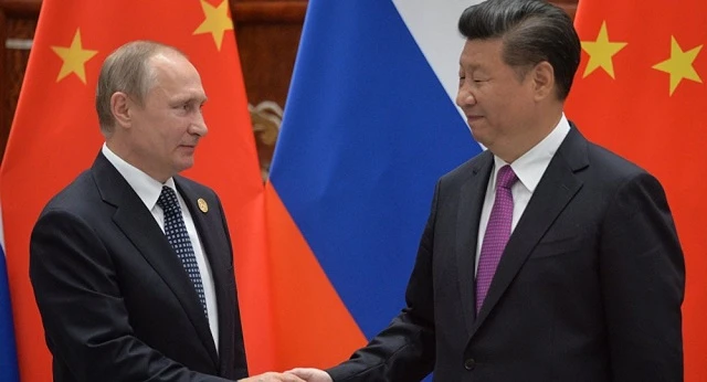 Tổng thống Nga Vladimir Putin (trái) và Chủ tịch Trung Quốc Tập Cận Bình 