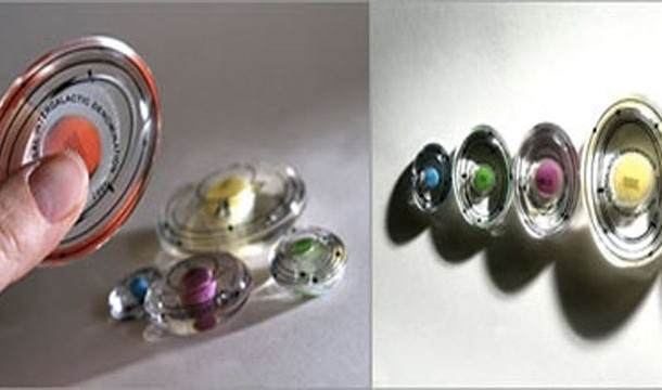 Đồng tiền “vũ trụ” Các nhà khoa học của Trung tâm vũ trụ quốc gia và Đại học Leicester (Anh) vừa thiết kế đồng tiền có tên QUID (viết tắc từ Quasi Universal Intergalactic Denomination). Đồng tiền này được thiết kế để sử dụng trong không gian vũ trụ, giúp cho con người có thể mua bán, trao đổi hàng hóa với các nền văn minh khác ngoài trái đất. QUID có hình oval bằng nhựa, cạnh tròn, và sẽ không gây nguy hiểm khi trong tình trạng vô trọng lực. Đồng tiền “vũ trụ” Các nhà khoa học của Trung tâm vũ trụ quốc gia và Đại học Leicester (Anh) vừa thiết kế đồng tiền có tên QUID (viết tắc từ Quasi Universal Intergalactic Denomination). Đồng tiền này được thiết kế để sử dụng trong không gian vũ trụ, để con người có thể mua bán, trao đổi hàng hóa với các nền văn minh khác ngoài trái đất. Đồng tiền QUID có hình oval bằng nhựa, cạnh tròn, và sẽ không gây nguy hiểm khi trong tình trạng vô trọng lực.