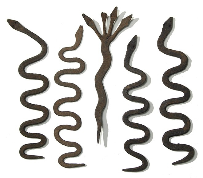 Rắn Lobi Người Lobi là những cư dân cổ xưa của nước Cộng hòa Ghana, Tây Phi. Những cư dân này chủ yếu là nông dân, dành phần lớn thời gian ở ngoài đồng và thường xuyên phải đối mặt những con rắn. Để bảo vệ mình, họ rèn rắn sắt đeo bên mình hoặc treo lên bàn thờ bởi tin rằng làm như vậy có thể đuổi được rắn. Những con rắn thân hình cong trở thành tiêu điểm văn hóa của Lobi, được sử dụng rộng rãi trong buôn bán và trao đổi. Rắng Lobi Người Lobi là những cư dân cổ xưa của nước Cộng Hòa Ghana, Tây Phi. Những cư dân này chủ yếu là nông dân, dành phần lớn thời gian ở ngoài đồng và thường xuyên phải đối mặt với nhứng con rắn. Để bảo vệ mình, họ rèn rắn sắt đeo bên mình hoặc treo lên bàn thờ bởi họ tin rằng làm như vậy có thể đuổi được rắn. Và những con rắn thân hình cong trở thành tiêu điểm văn hóa của Lobi, được sử dụng rộng rãi trong buôn bán và trao đổi.