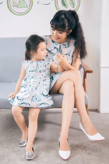 Con gai Ly Hai tinh nghich, tao dang dang yeu ben me Minh Ha - Anh 3