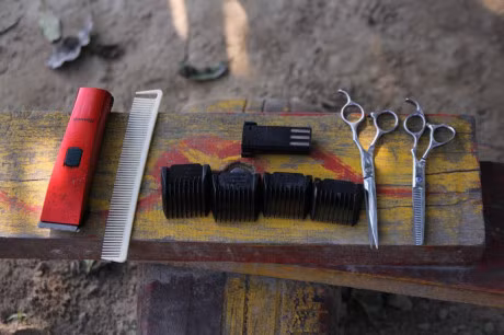 Chuyen ke tren duong tu chang trai dap xe 4.000km cat toc, lam tu thien - Anh 3