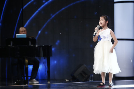 Cô bé khiếm thị hát ca khúc về mẹ khiến Isaac, Văn Mai Hương nghẹn ngào - Ảnh 2 Co be khiem thi hat ca khuc ve me khien Isaac, Van Mai Huong nghen ngao - Anh 2