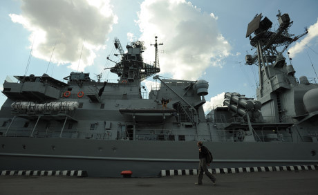 Ngắm lô tàu chiến Ngam lo tau chien