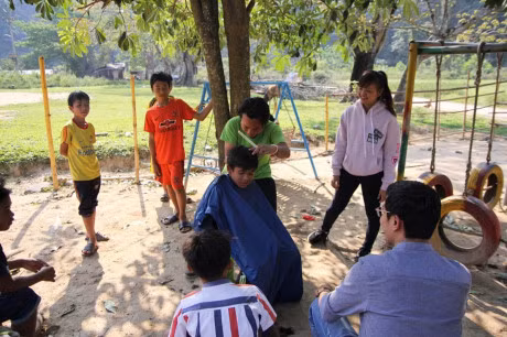 Chuyen ke tren duong tu chang trai dap xe 4.000km cat toc, lam tu thien - Anh 2