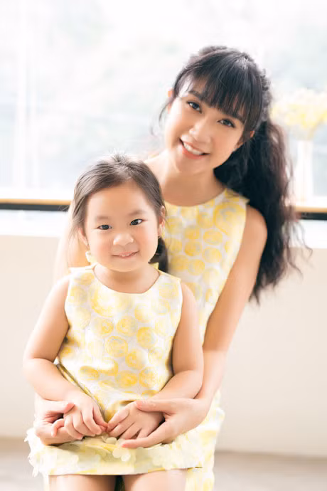 Con gai Ly Hai tinh nghich, tao dang dang yeu ben me Minh Ha - Anh 2