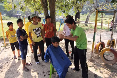 Chuyen ke tren duong tu chang trai dap xe 4.000km cat toc, lam tu thien - Anh 4