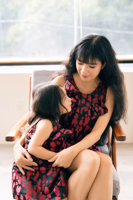 Con gai Ly Hai tinh nghich, tao dang dang yeu ben me Minh Ha - Anh 6