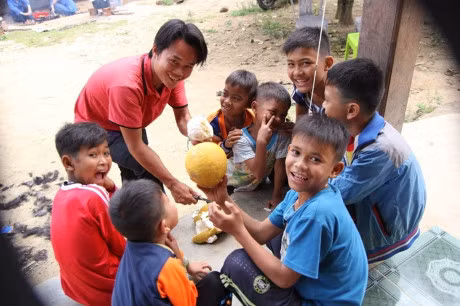 Chuyen ke tren duong tu chang trai dap xe 4.000km cat toc, lam tu thien - Anh 6