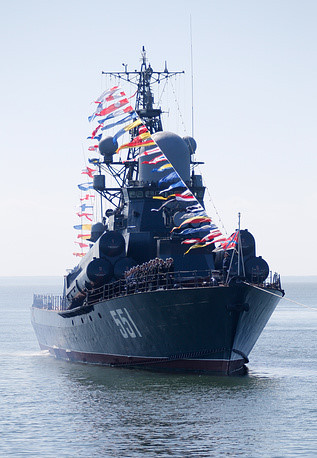 Ngắm lô tàu chiến Ngam lo tau chien