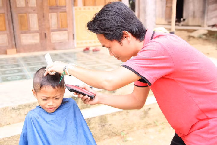 Phạm Đình Thắng đạp xe xuyên Việt chỉ để cắt tóc miễn phí và làm từ thiện. Ảnh: HP 