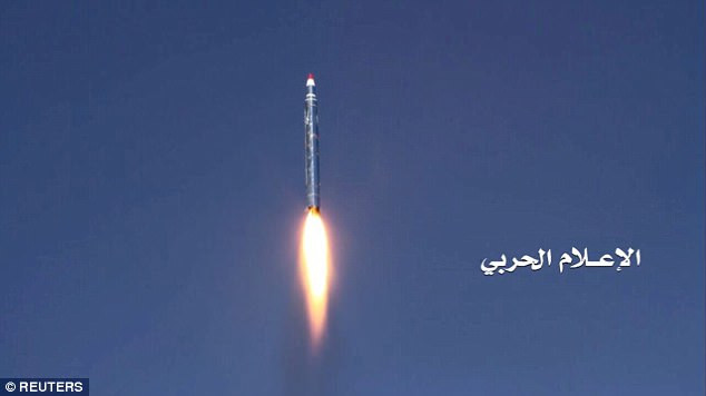 A rập xê út chặn đứng tên lửa bắn từ Yemen khi sắp bắn tới cung điện nhà vua