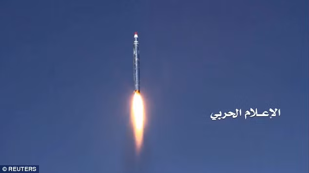 A rập xê út chặn đứng tên lửa bắn từ Yemen khi sắp bắn tới cung điện nhà vua