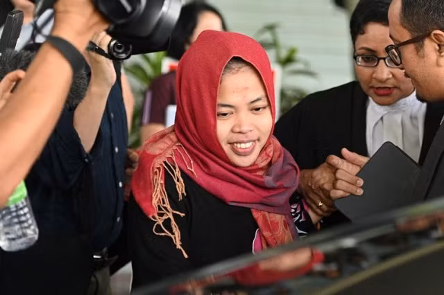 Siti Aisyah rời tòa án Shah Alam bên ngoài Kuala Lumpur