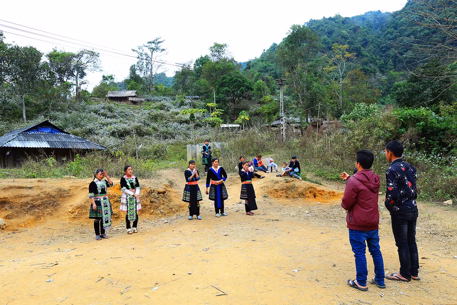 Nhưng ngày nay, hội Xuân kết thúc sớm hơn để trẻ đến trường đúng lịch.