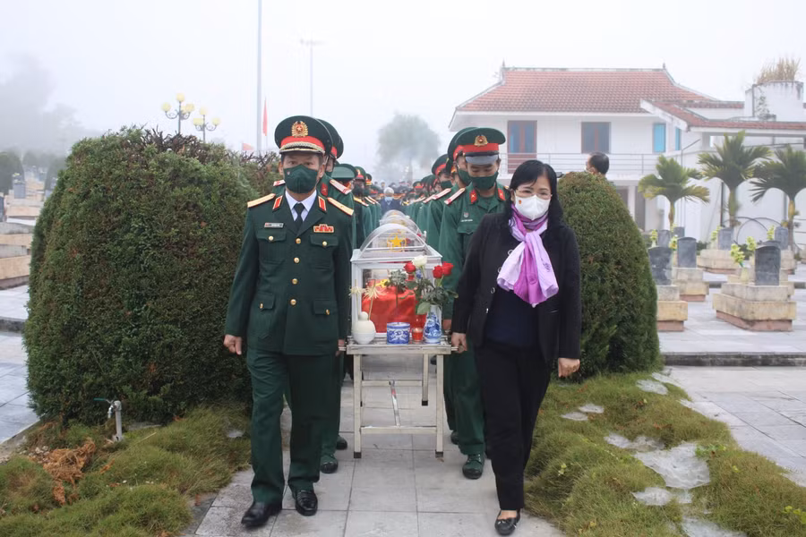 Bà Giàng Thị Hoa, Phó Chủ tịch HĐND tỉnh Điện Biên cùng rước hài cốt các liệt sĩ về an nghỉ.