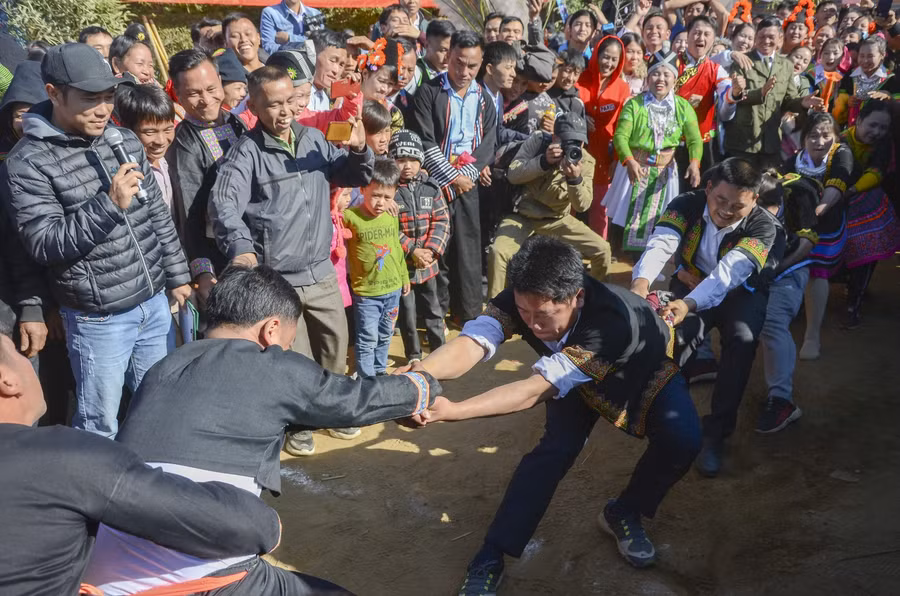 Xuống hội vui Xuân cũng là cách đồng bào Mông mừng cho một năm lao động nhiều thành quả và tiếp thêm “sức mạnh” để bắt đầu năm mới đầy phấn khởi.