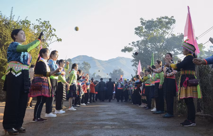 Với người Mông, ném Pa Pao là "linh hồn" của hội Xuân.