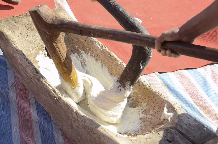 Nhịp chày chắc nịch của chàng trai Mông sẽ "biến" nồi xôi nếp thơm lừng thành những chiếc bánh dày dẻo thơm.