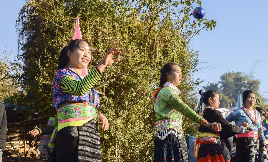 Mọi người đều có thể tham gia trò chơi này. Quả Pao trao đi, trao lại như gửi gắm tâm tình…