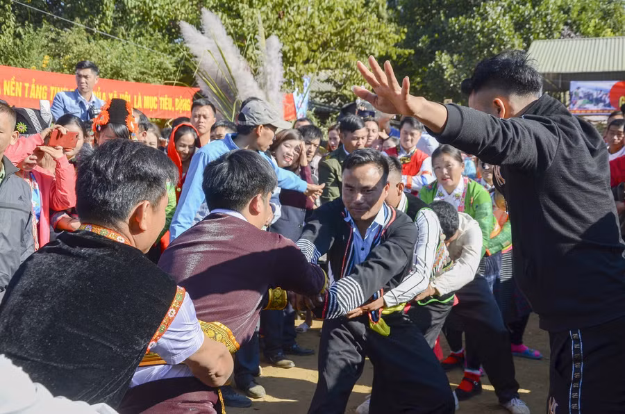 Trước kia, hội Xuân sẽ bắt đầu từ khi hoa Tớ Dày bung nở và sẽ kéo dài tới khi hoa các loài hoa đào, hoa mơ trên rừng tàn hết.