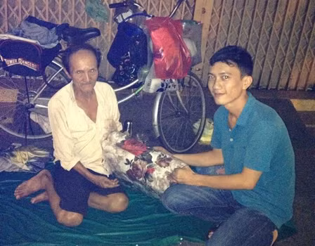 Các tình nguyện viên phát cơm cho những người vô gia cư