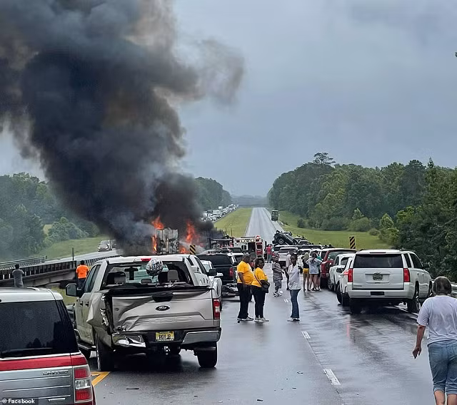 Cận cảnh vụ tai nạn liên hoàn khủng khiếp khiến 10 người thiệt mạng trên cao tốc Mỹ ảnh 1