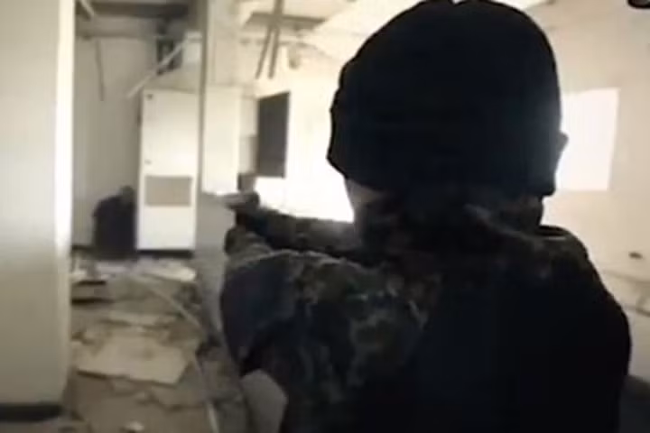 IS tẩy não các cậu bé, biến các em thành các chiến binh khát máu