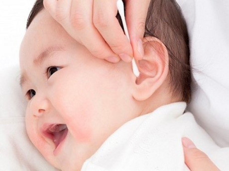 Dùng tăm bông lấy ráy tai cho con, sai rồi mẹ ơi, hãy làm theo cách này - Ảnh 1 Dung tam bong lay ray tai cho con, sai roi me oi, hay lam theo cach nay - Anh 1