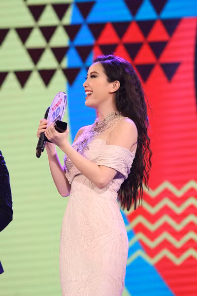 Hoang Thuy Linh khoc khi nhan giai thuong dau tien sau 10 nam - Anh 2